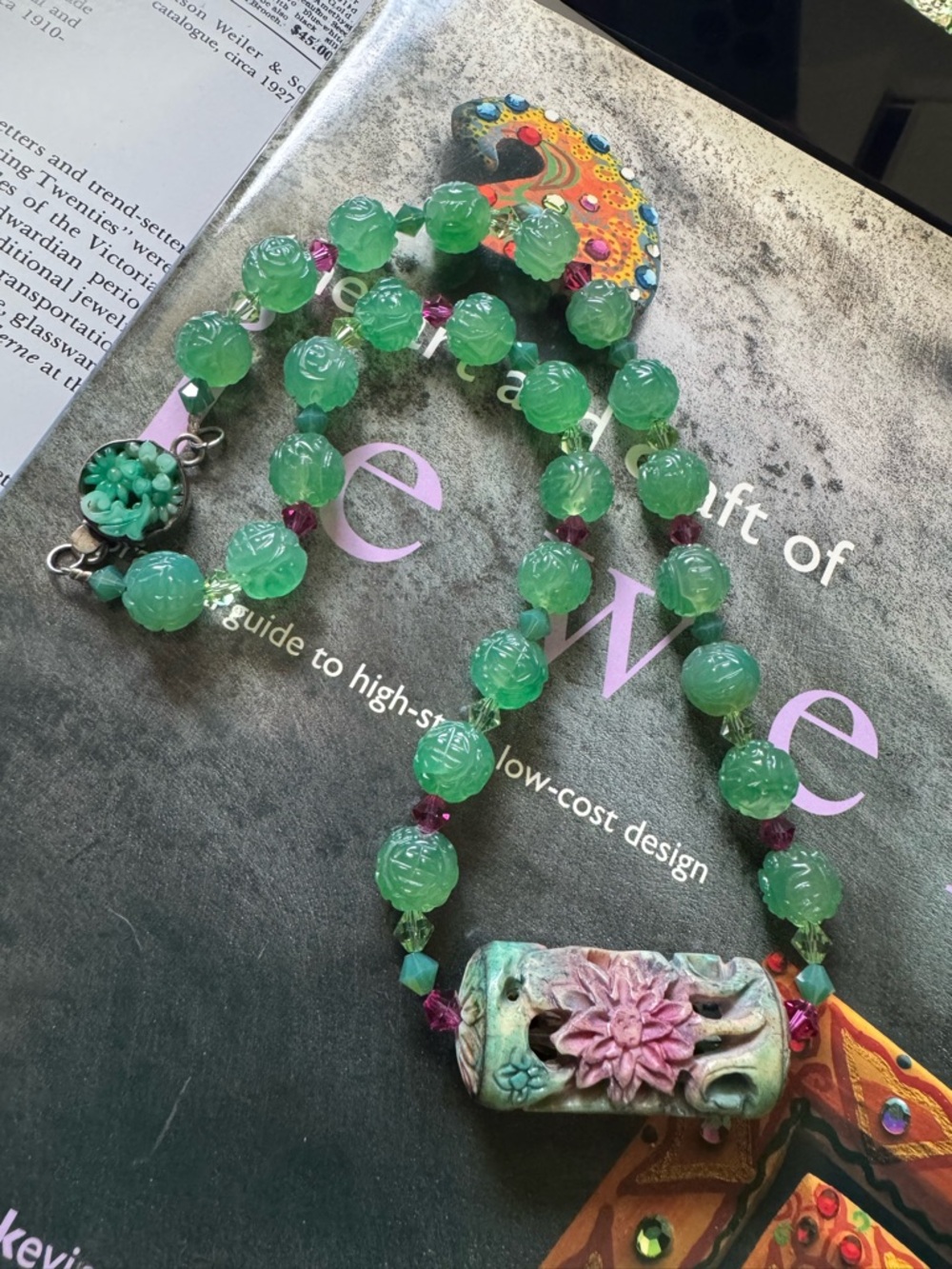 Beautiful preowned Green Carved stone Bead Necklace - Women Jewelry
